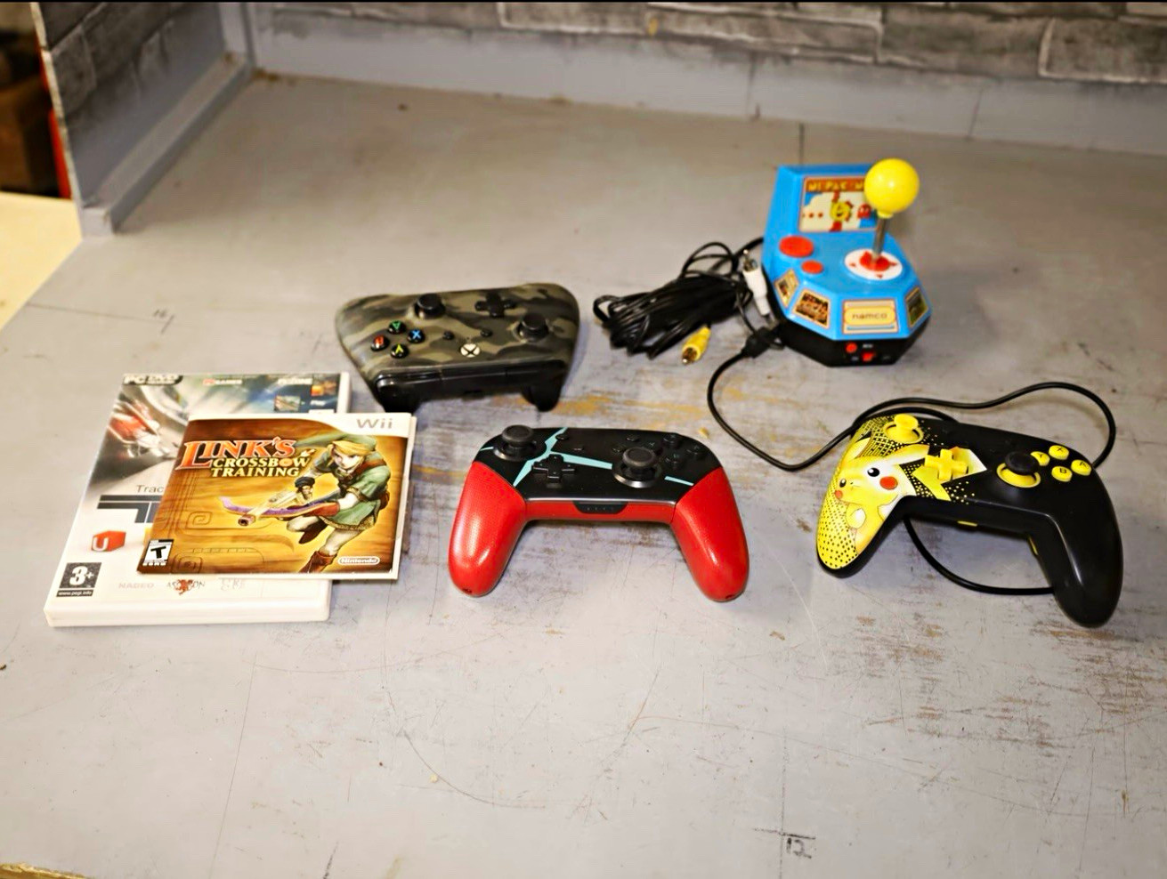 Namco Ms. Pac-Man RCA Joystick + 3 Controllers, Wii Link\'s Crossbow + PC Namco Ms. Pac-Man RCA Joystick + 3 Controllers, Wii Link\'s Crossbow + PC