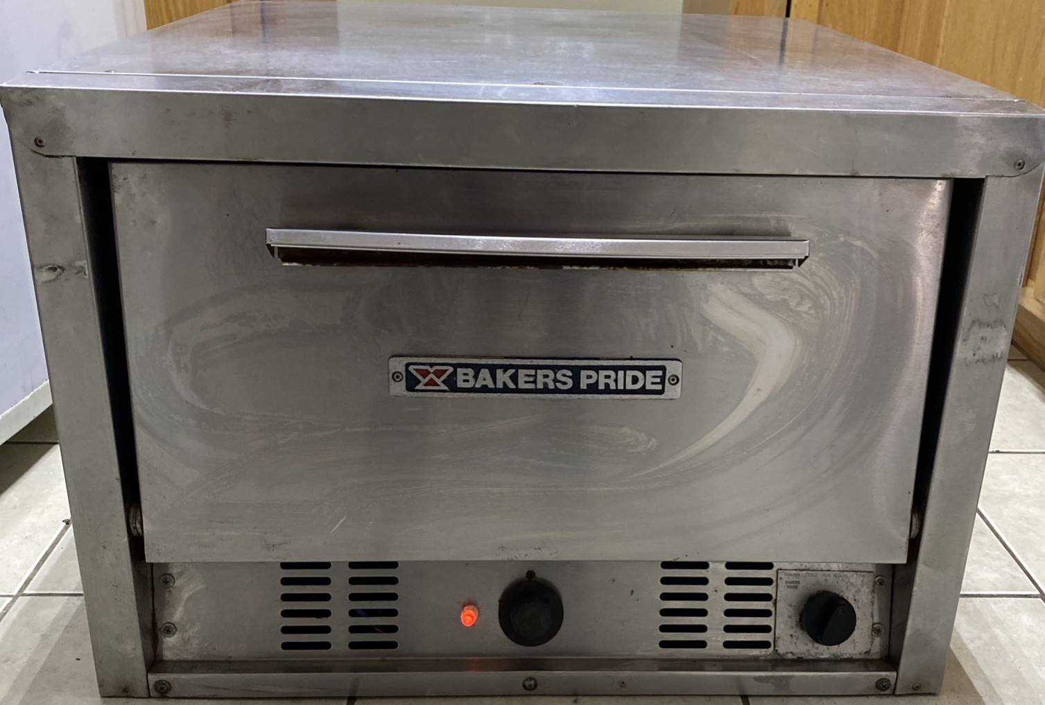 Bakers Pride P-22 Electric Countertop Pizza and Pretzel Oven