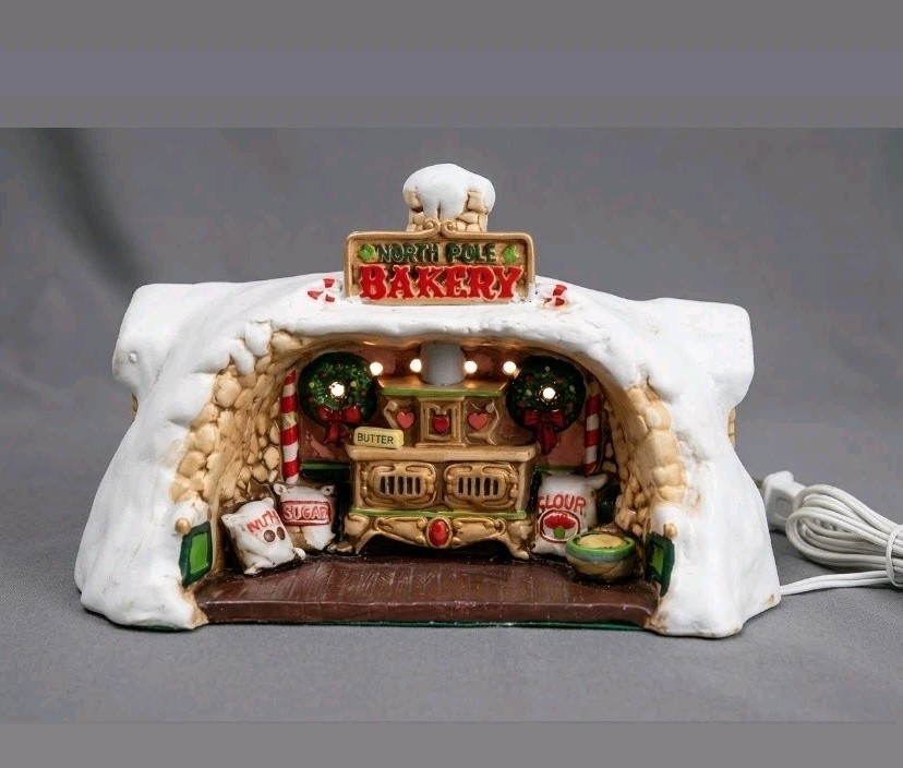 Vintage 1986 Enesco North Pole Village Santa\'s Bakery Lighted Musical Box #31674 Vintage 1986 Enesco North Pole Village Santa\'s Bakery Lighted Musical Box #31674