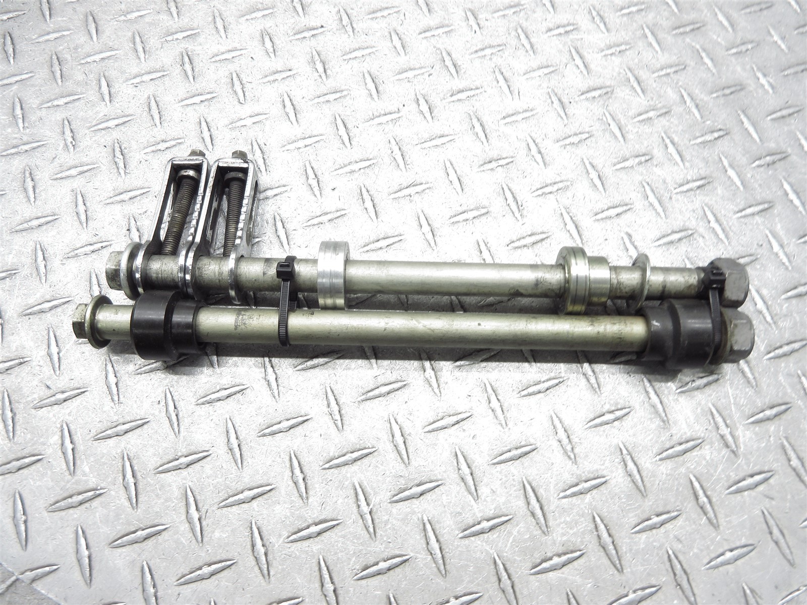 2008 01-08 Triumph Bonneville T100 Lot Axle Rear Adjusters Bolt Swingarm
