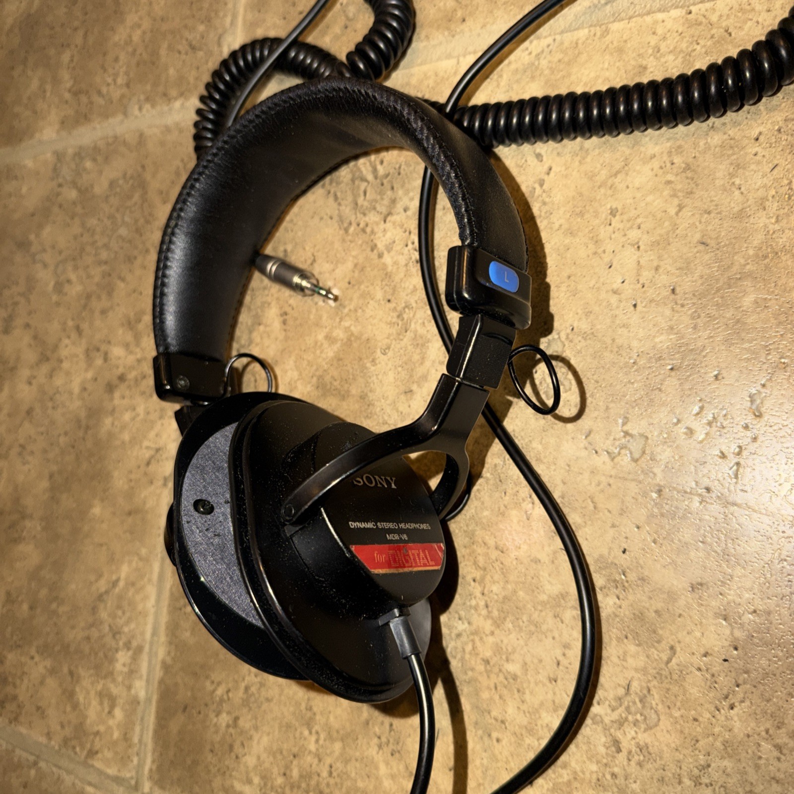 Sony MDR-V6 Professional Dynamic Stereo Headphones - Coiled Cable NO PADS Sony MDR-V6 Professional Dynamic Stereo Headphones - Coiled Cable NO PADS