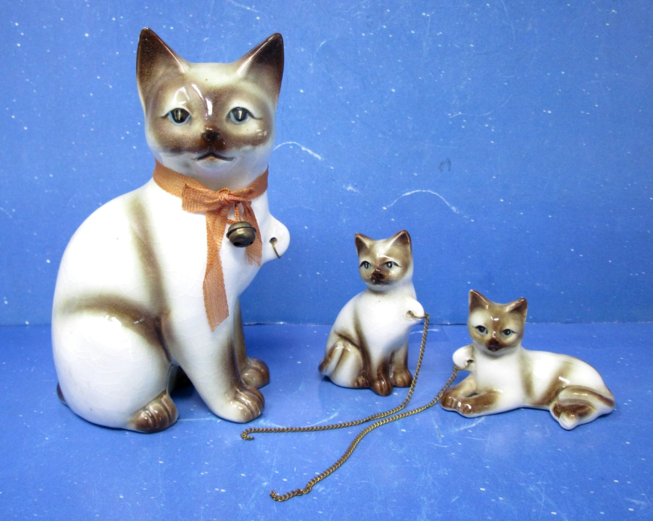Vintage Siamese Cat and Kittens on Chain Figurine Porcelain 3pc Set Vintage Siamese Cat and Kittens on Chain Figurine Porcelain 3pc Set