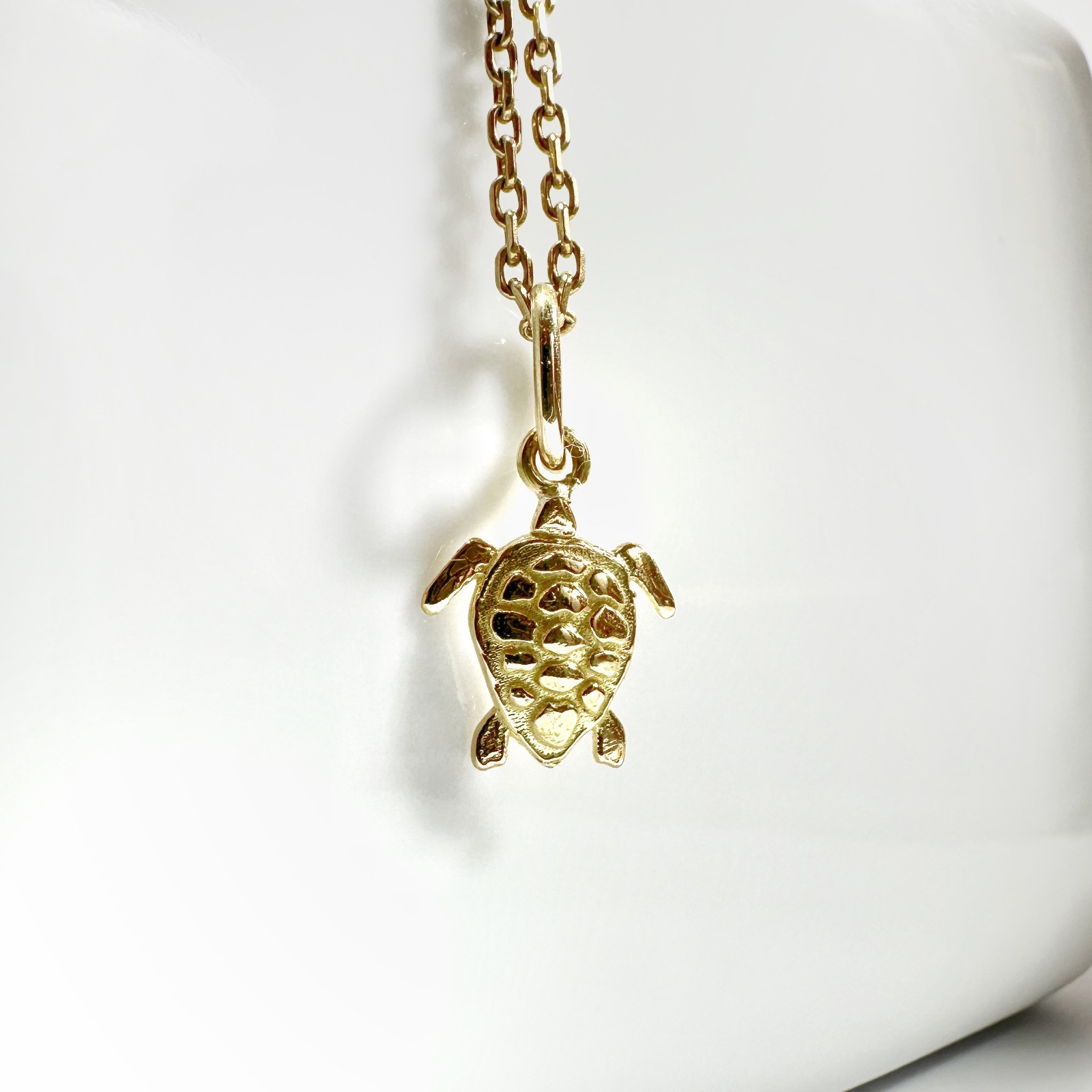 Vintage 18k gold turtle pendant