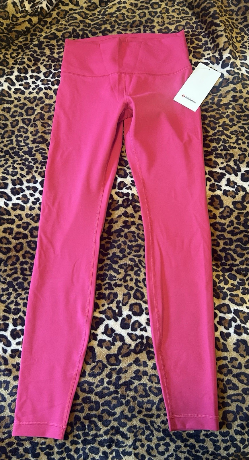 NWT Women’s Size 8 Lululemon Wunder Train 28” Leggings Passionate Pink Everlux NWT Women’s Size 8 Lululemon Wunder Train 28” Leggings Passionate Pink Everlux
