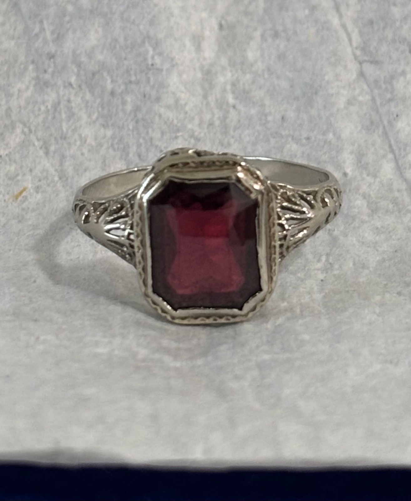 Vintage Art Deco 14K White Gold Filigree Deep Red Stone Solitaire Ring