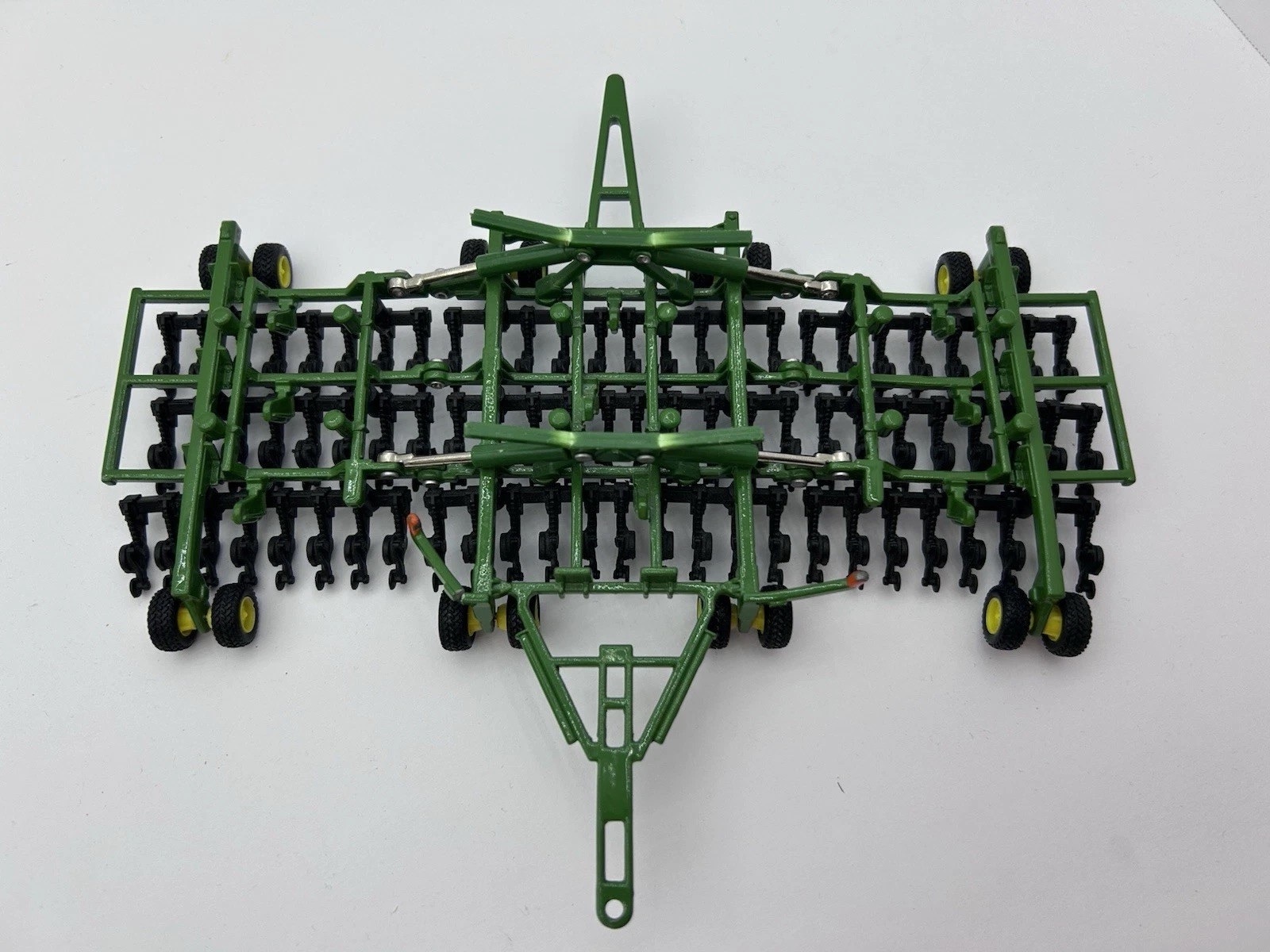 1/64 Ertl Farm Toy John Deere 2200 Field Cultivator