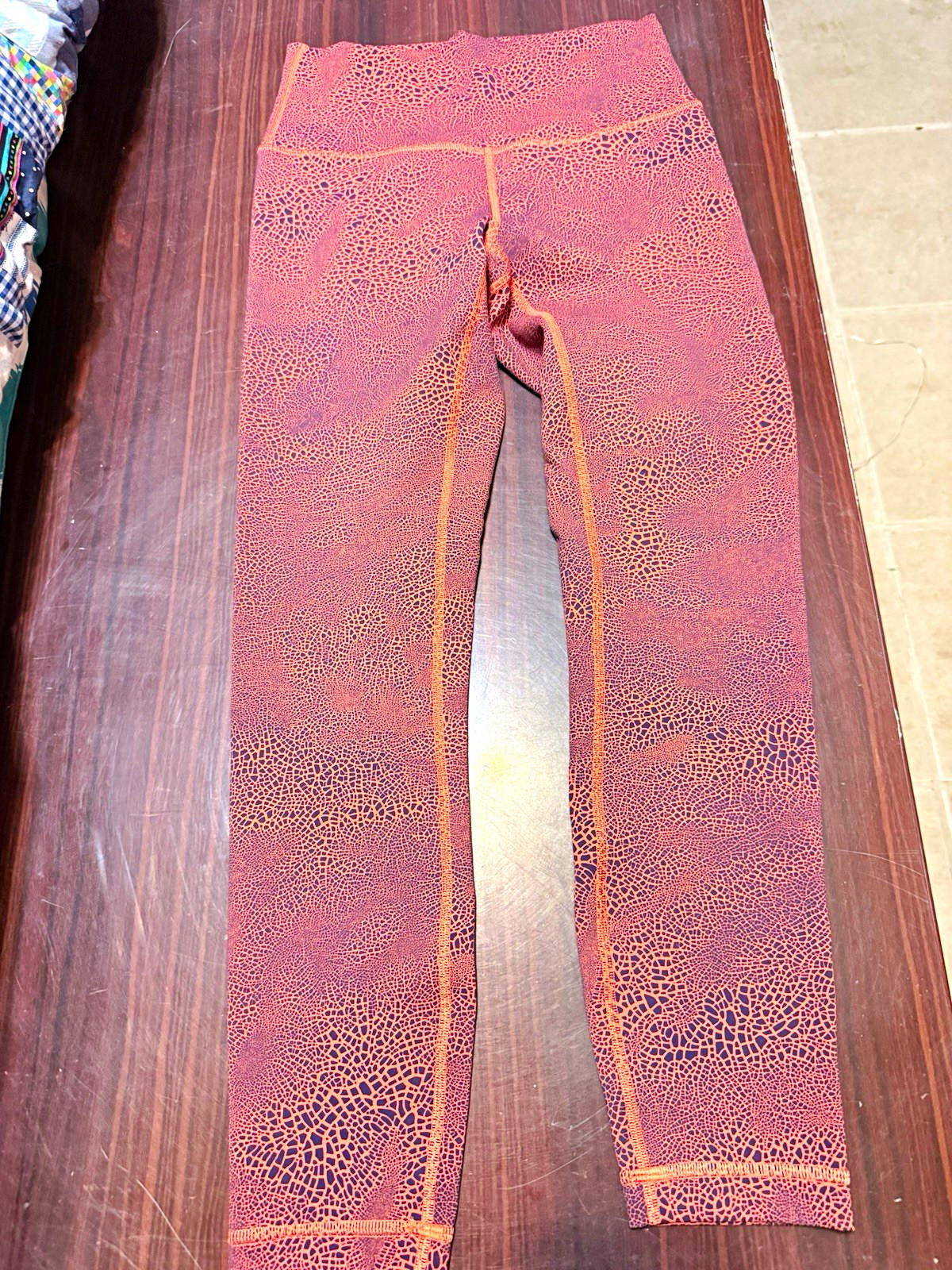 lululemon athletica Orange/Purple Animal Print Ankle Leggings 6 Stretch Logo lululemon athletica Orange/Purple Animal Print Ankle Leggings 6 Stretch Logo