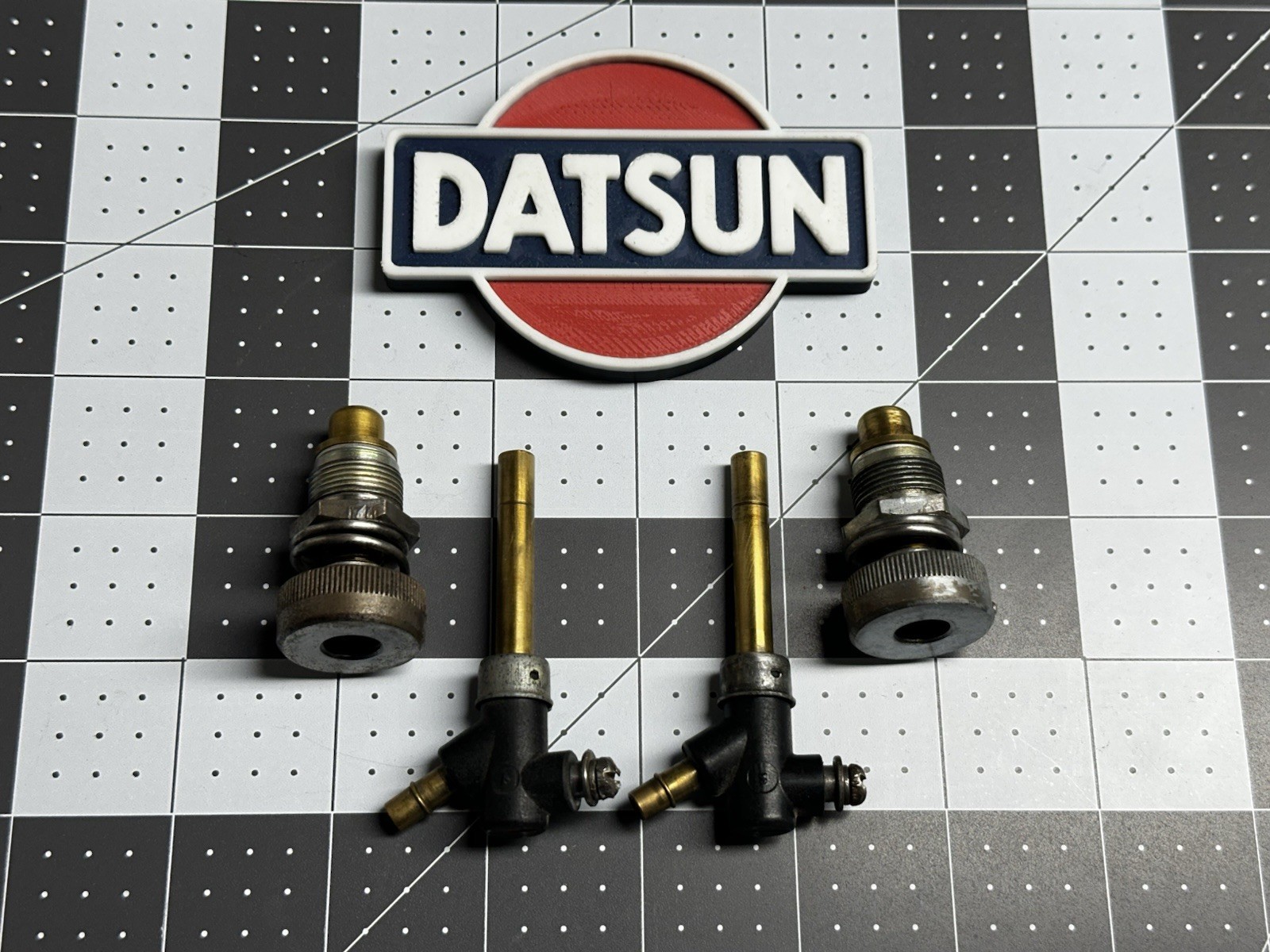 Hitachi HJG46W Fuel Nozzle Guide Assembly Pair 1970-71 4 Screw Round Top Used