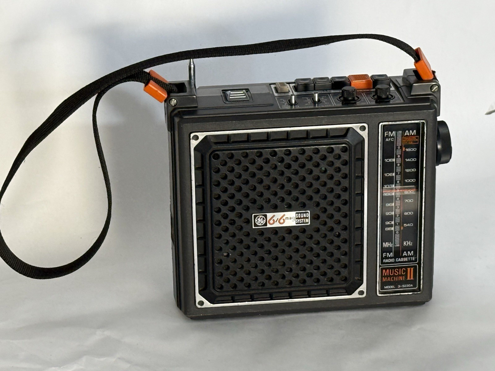 General Electric Music Machine II AM/FM Radio Cassette Player 3-5230A vintage 
