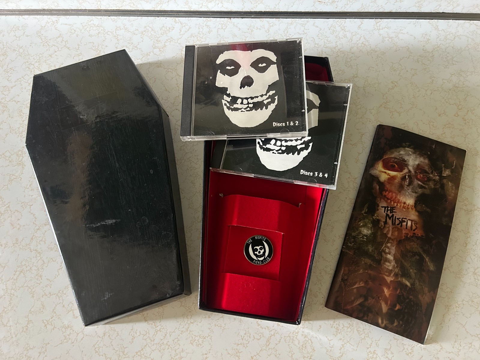 MISFITS COFFIN BOX SET 1996 (Complete w/ 4 CDs , Booklet and Pin) MISFITS COFFIN BOX SET 1996 (Complete w/ 4 CDs , Booklet and Pin)