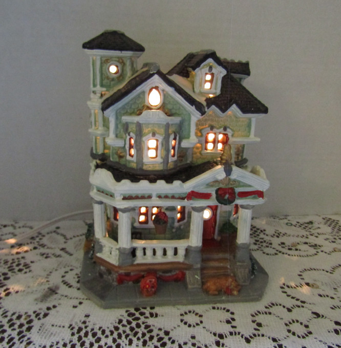 Vintage 2004 Lemax Lighted Porcelain Christmas House. Vintage 2004 Lemax Lighted Porcelain Christmas House.