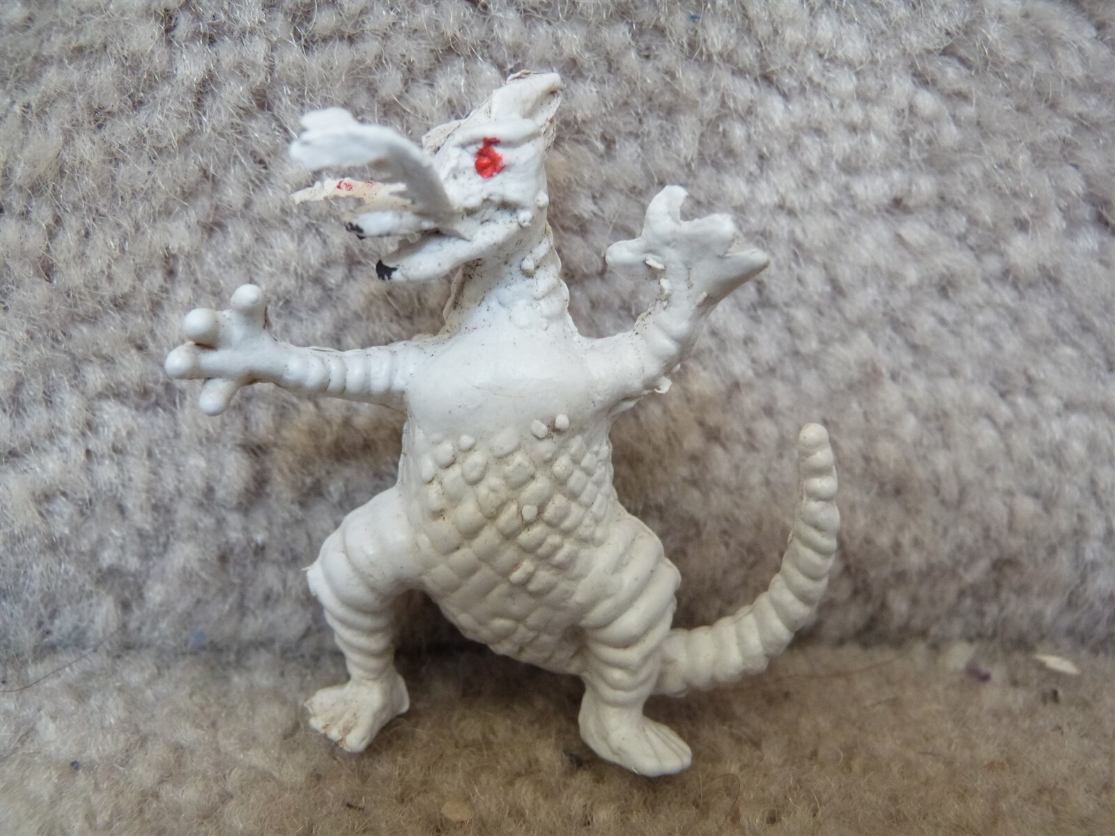 VITG 1970s Dungeons & Dragons Gary Gygax Mini White Monster Chinasaur Figure 2\