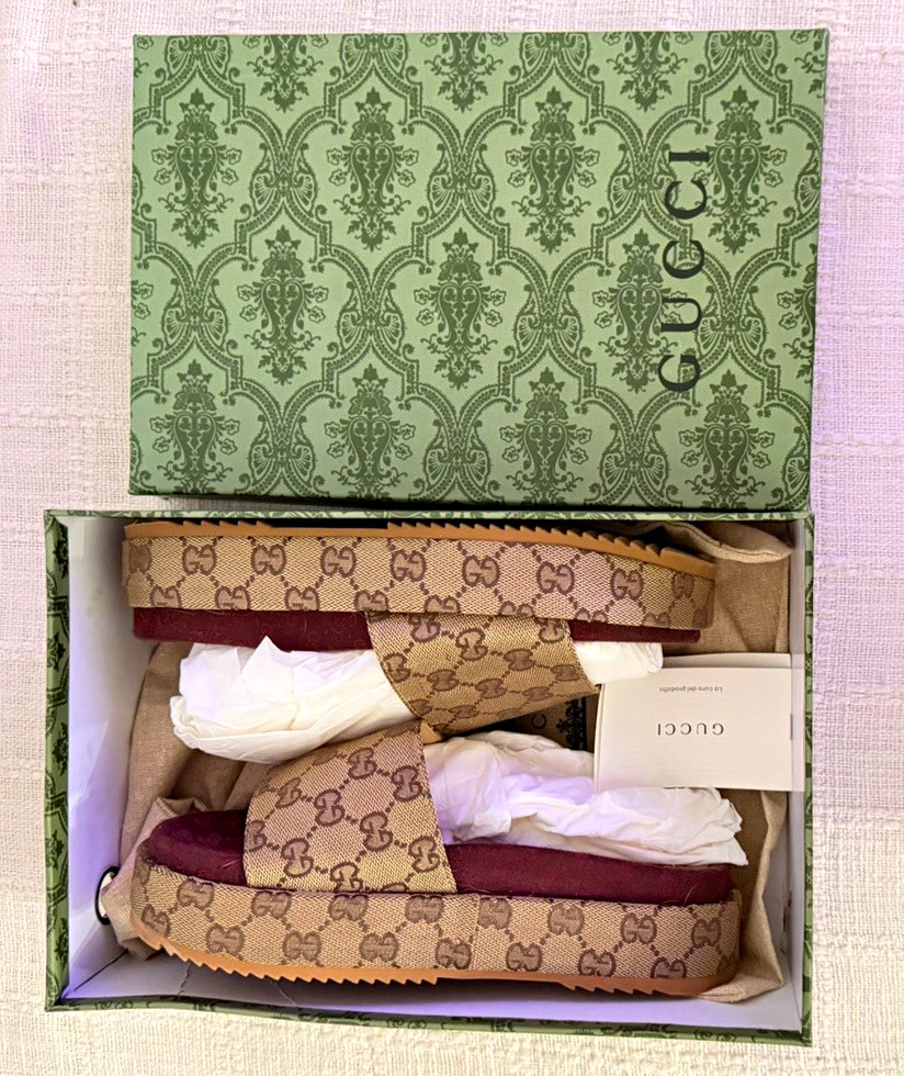 Gucci Women’s Beige/Burgundy Monogram Leather Slide Sandals Logo Slip-On US 6 Gucci Women’s Beige/Burgundy Monogram Leather Slide Sandals Logo Slip-On US 6