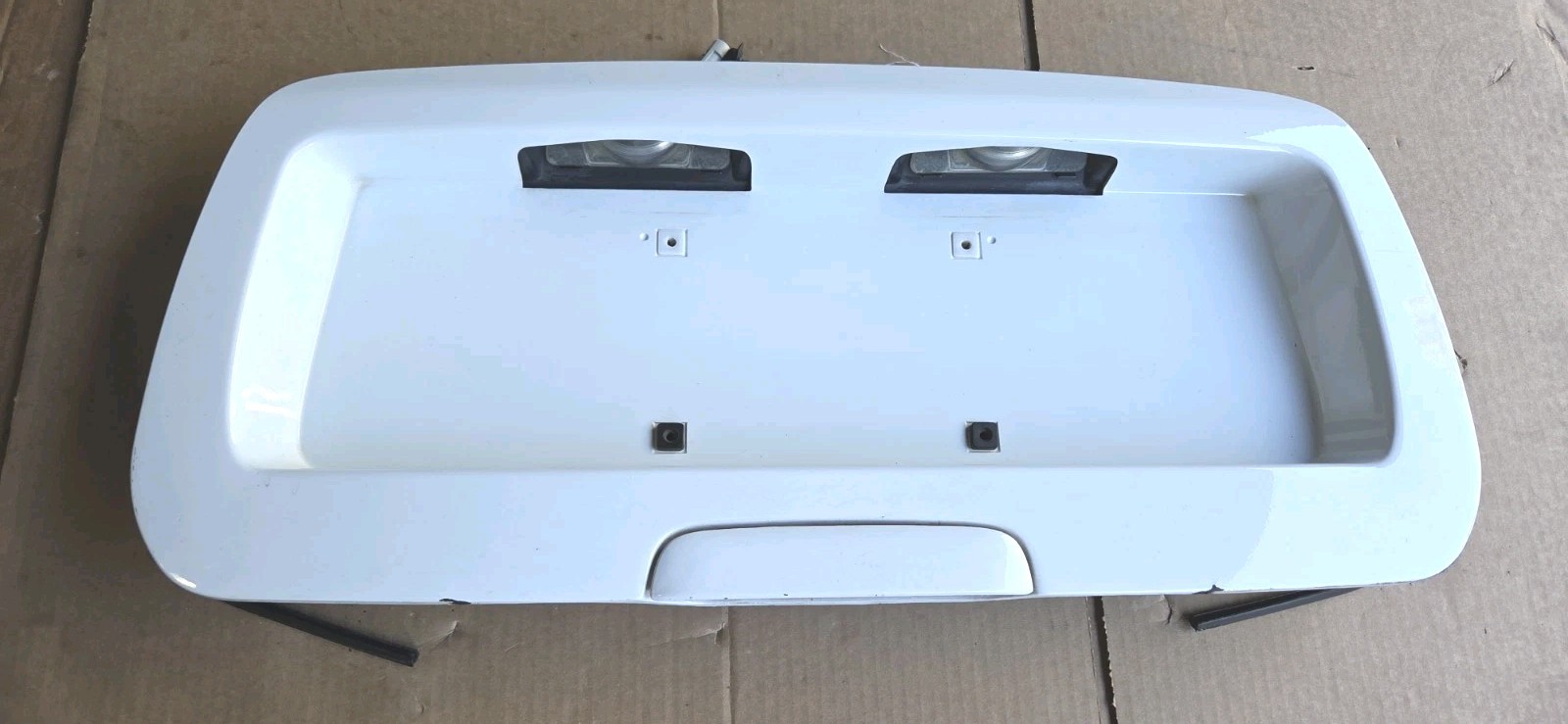 2002-2009 chevrolet Trailblazer Rear Hatch License Plate Holder Trim White OEM. 2002-2009 chevrolet Trailblazer Rear Hatch License Plate Holder Trim White OEM.