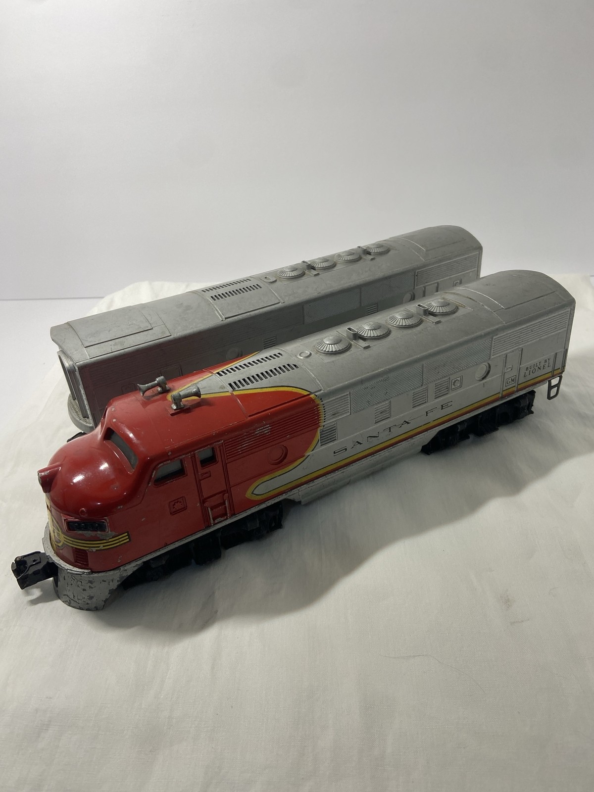 Vintage Lionel Santa Fe 2243 F3 Diesel Locomotives A-B 2pc O Gauge Toy Train