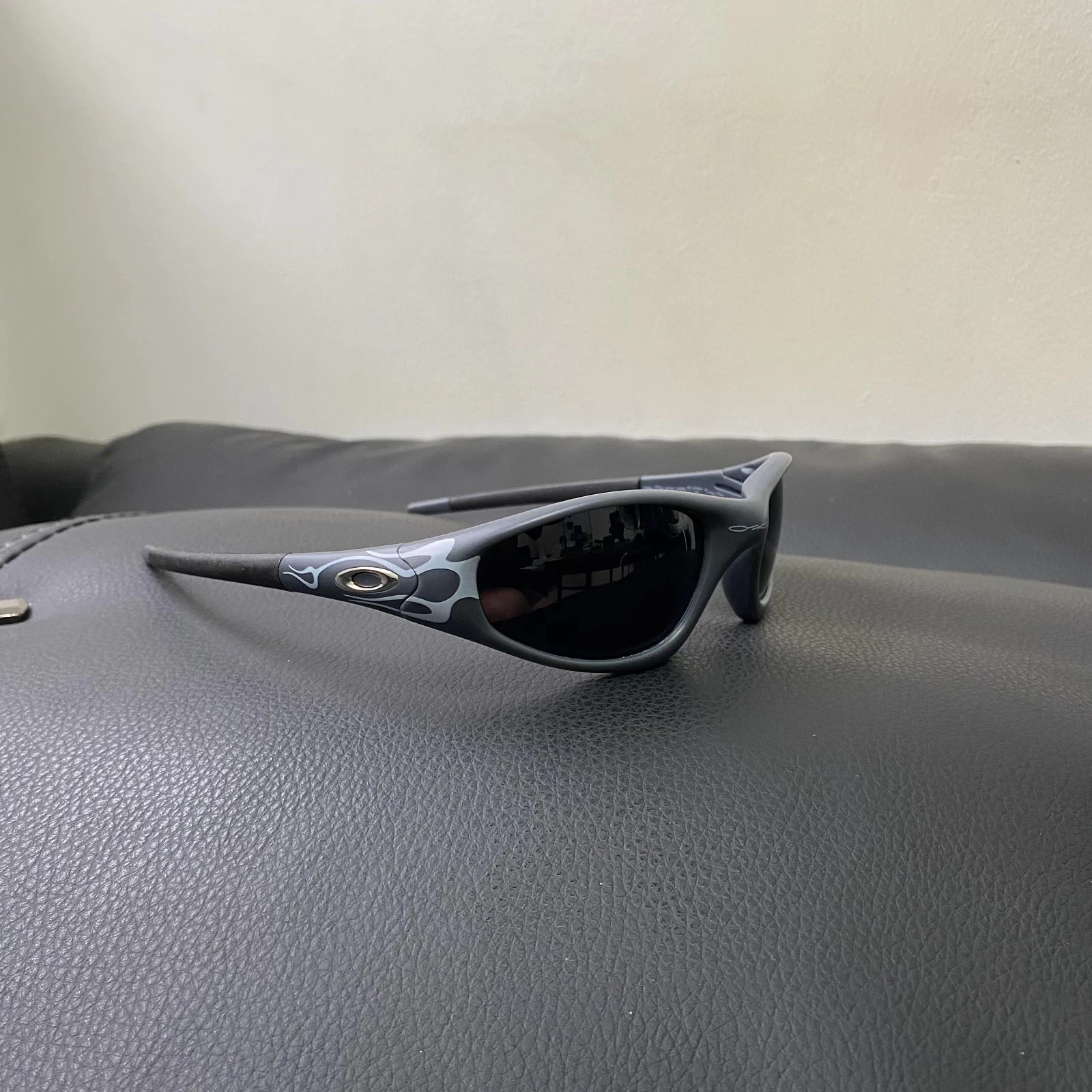 Vintage 90S Oakley Straight Jacket 99 Muzm Sunglasses Black Lenses Grey Frames Vintage 90S Oakley Straight Jacket 99 Muzm Sunglasses Black Lenses Grey Frames