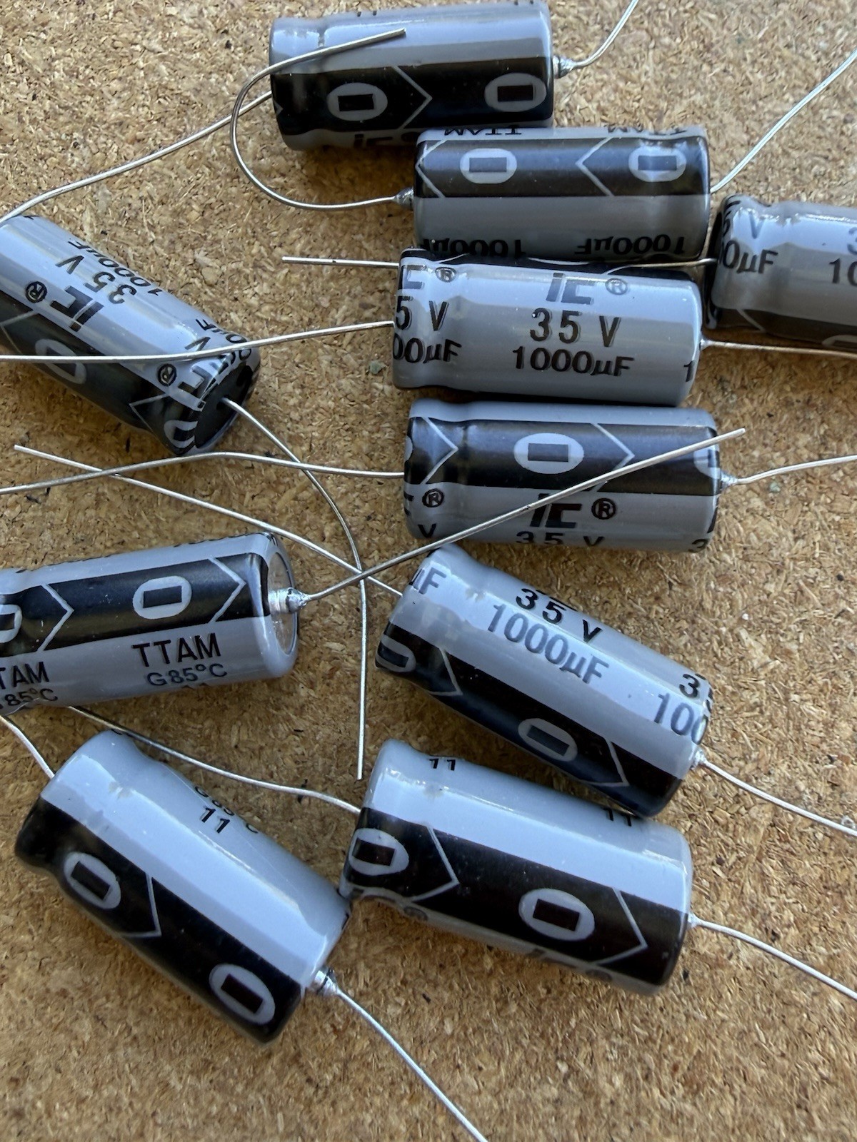 aluminum electrolytic capacitor 1000uf 35v(10 PCs)ILLINOIS CAPACITOR Axial aluminum electrolytic capacitor 1000uf 35v(10 PCs)ILLINOIS CAPACITOR Axial