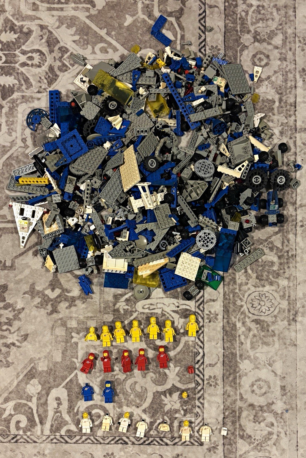 LEGO vintage space mini figures and massive brick lot over 4 pounds of bricks LEGO vintage space mini figures and massive brick lot over 4 pounds of bricks