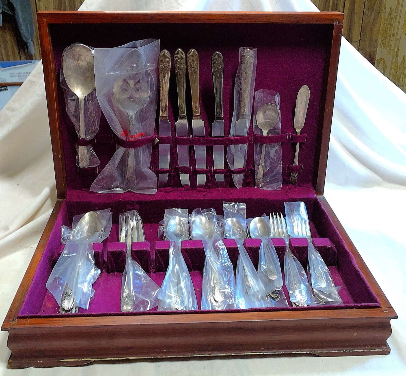 Vintage WM Rogers Silverplate Flatware 50 pcs in Wooden Case/Chest Vintage WM Rogers Silverplate Flatware 50 pcs in Wooden Case/Chest