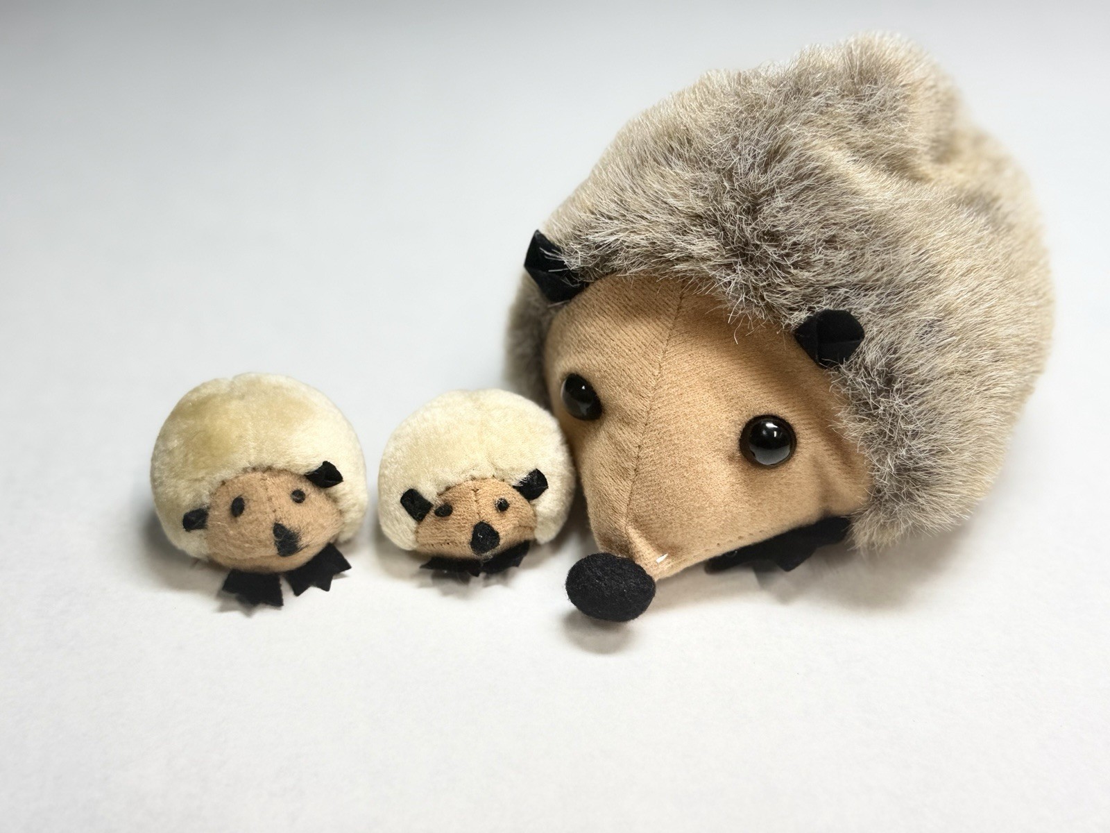 Vintage B.J. Toy Co Hedgehog Mama Hidey Hole Pouch & 2 Babies Plush Set