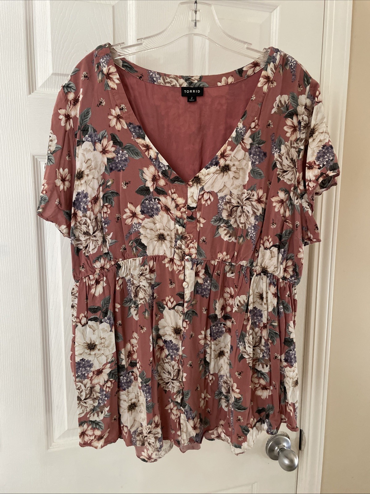 Torrid Gorgeous Top Sz 2 gorgeous Pink Floral Short Sleeve Stretch Blouse Top Torrid Gorgeous Top Sz 2 gorgeous Pink Floral Short Sleeve Stretch Blouse Top