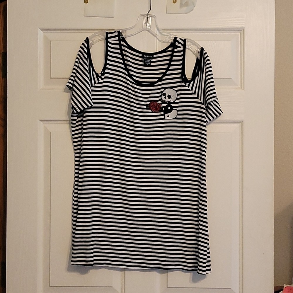 Torrid Plus Size 3 (24/26) Black and White Striped Cold Shoulder Top with Skull, Torrid Plus Size 3 (24/26) Black and White Striped Cold Shoulder Top with Skull,