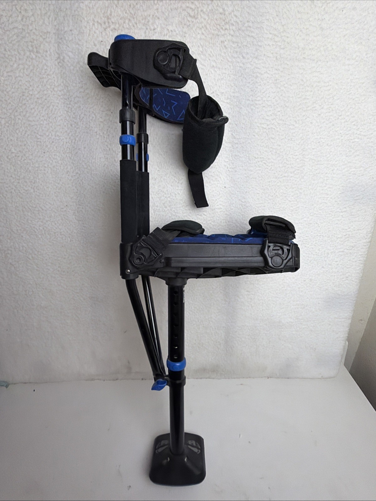 iWALK Free 3.0 Hands Free Knee Rest Leg Crutch Pain Free Adjustable w/ 3 Straps