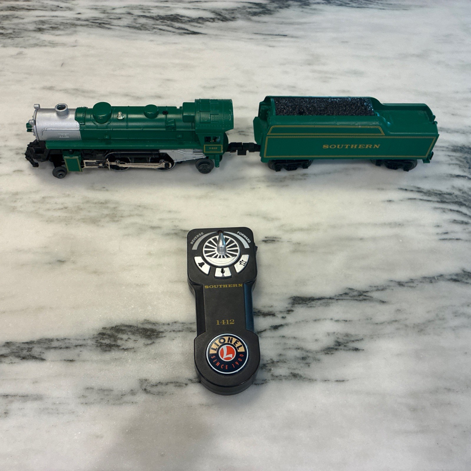 Lionel 1932150 O Gauge LionChief Southern 2-4-2 Steam Locomotive & Tender #1412 Lionel 1932150 O Gauge LionChief Southern 2-4-2 Steam Locomotive & Tender #1412