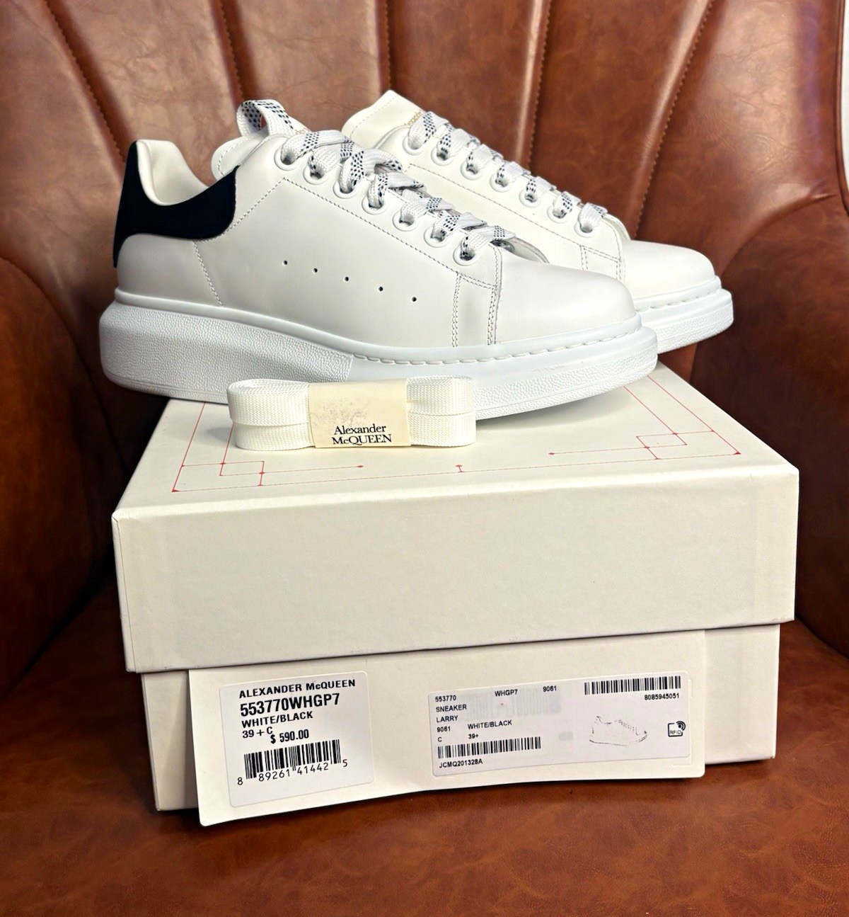 Women’s Alexander McQueen OSRP $590 White/Black Low Top Sneakers 553770WHGP7 Women’s Alexander McQueen OSRP $590 White/Black Low Top Sneakers 553770WHGP7