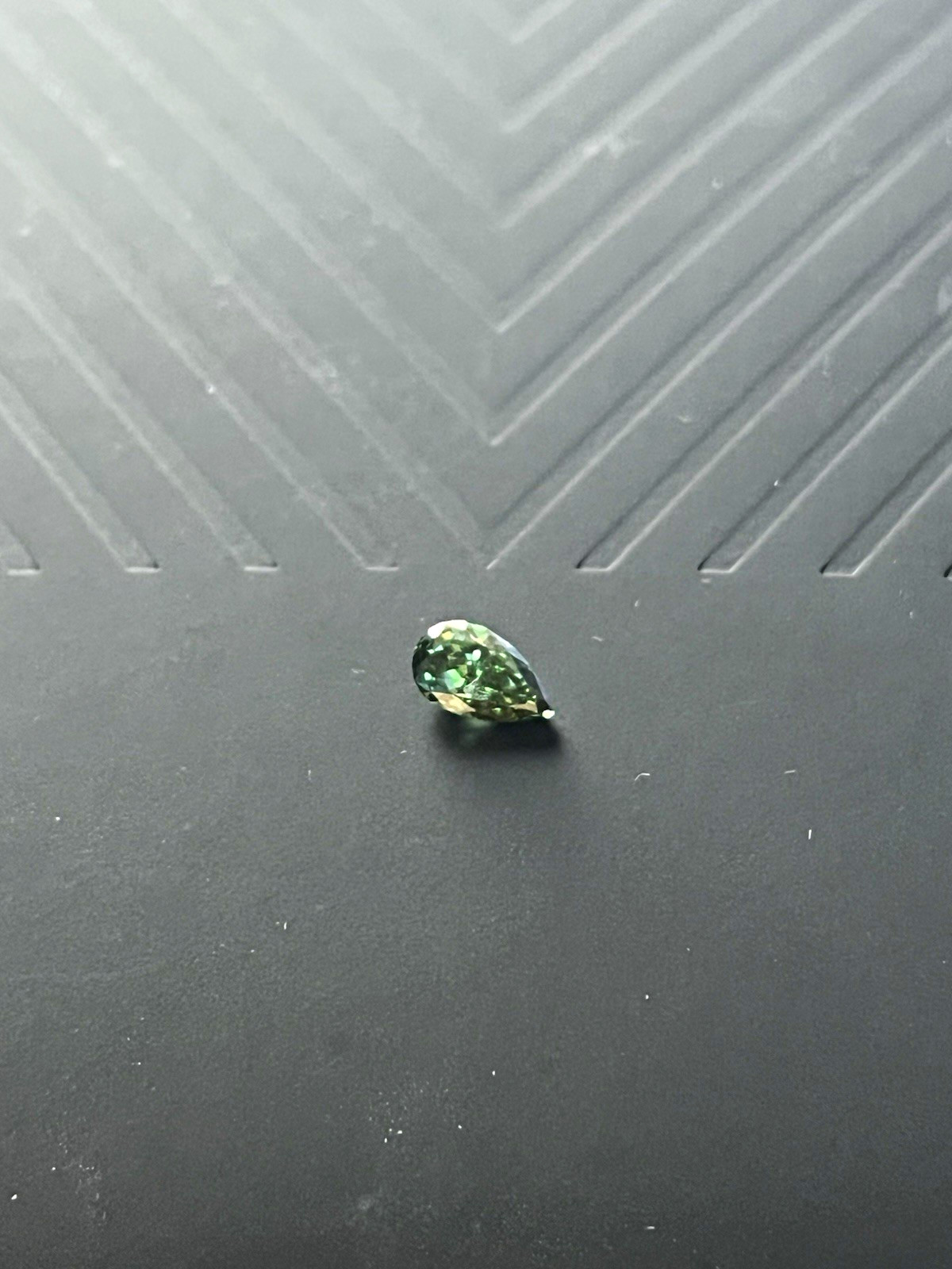 IGI Lab-Grown Diamond 1.01ct Fancy Vivid Green VS1 Excellent Cut Pear 8.66x5.14