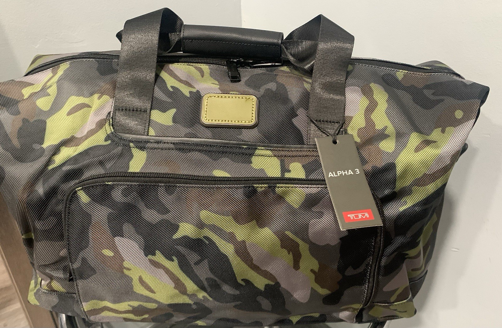 Tumi Alpha 3 Double Expansión Travel Satchel. Limited Edition Green Camo Tumi Alpha 3 Double Expansión Travel Satchel. Limited Edition Green Camo