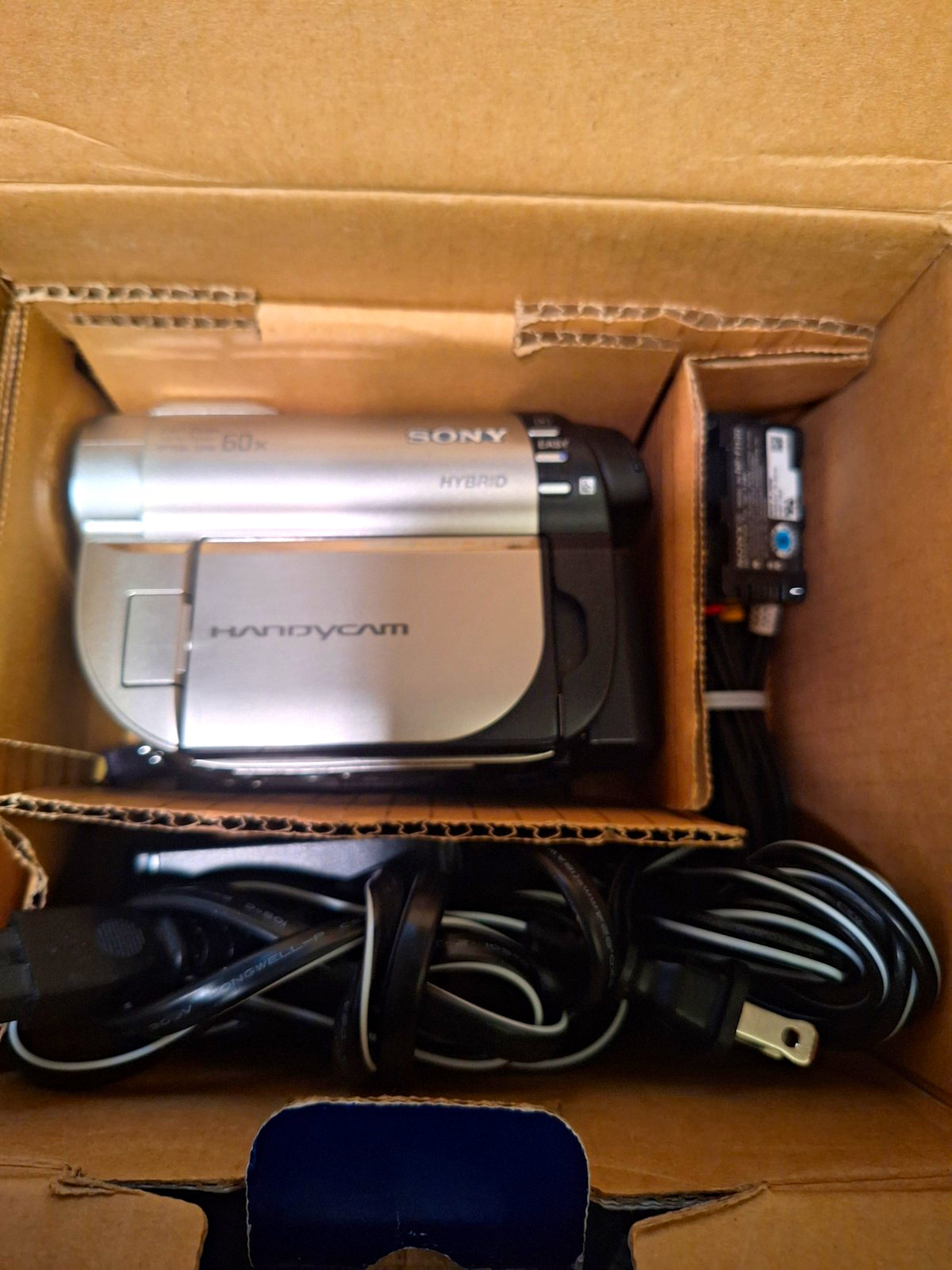 Sony Handycam DCR-DVD610 MiniDVD SD Camcorder 60x/2000x 2.7\ Sony Handycam DCR-DVD610 MiniDVD SD Camcorder 60x/2000x 2.7\