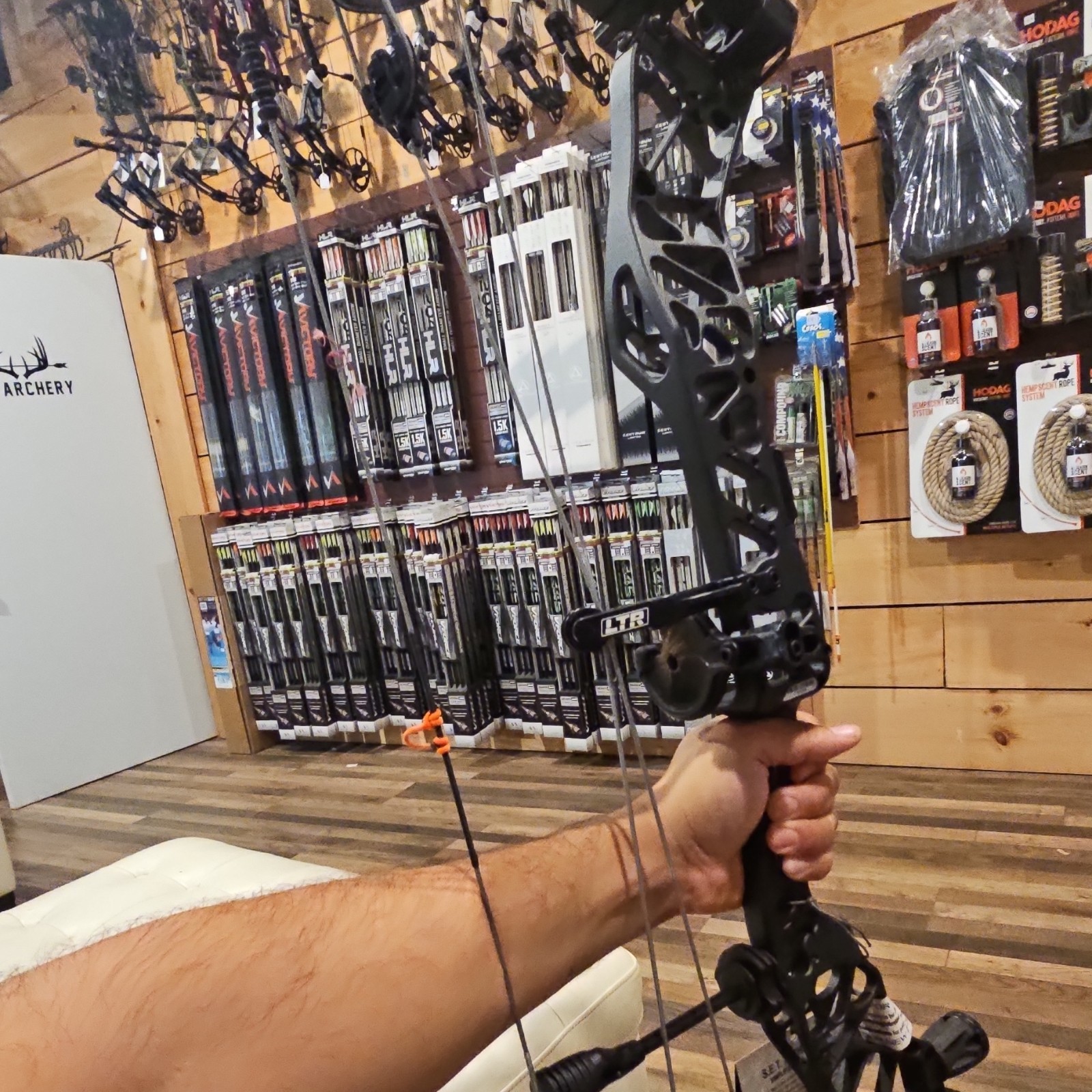 ELITE Varos Right Hand Compound Bow, 40lbs-70lbs, 25.5in-31in, Black