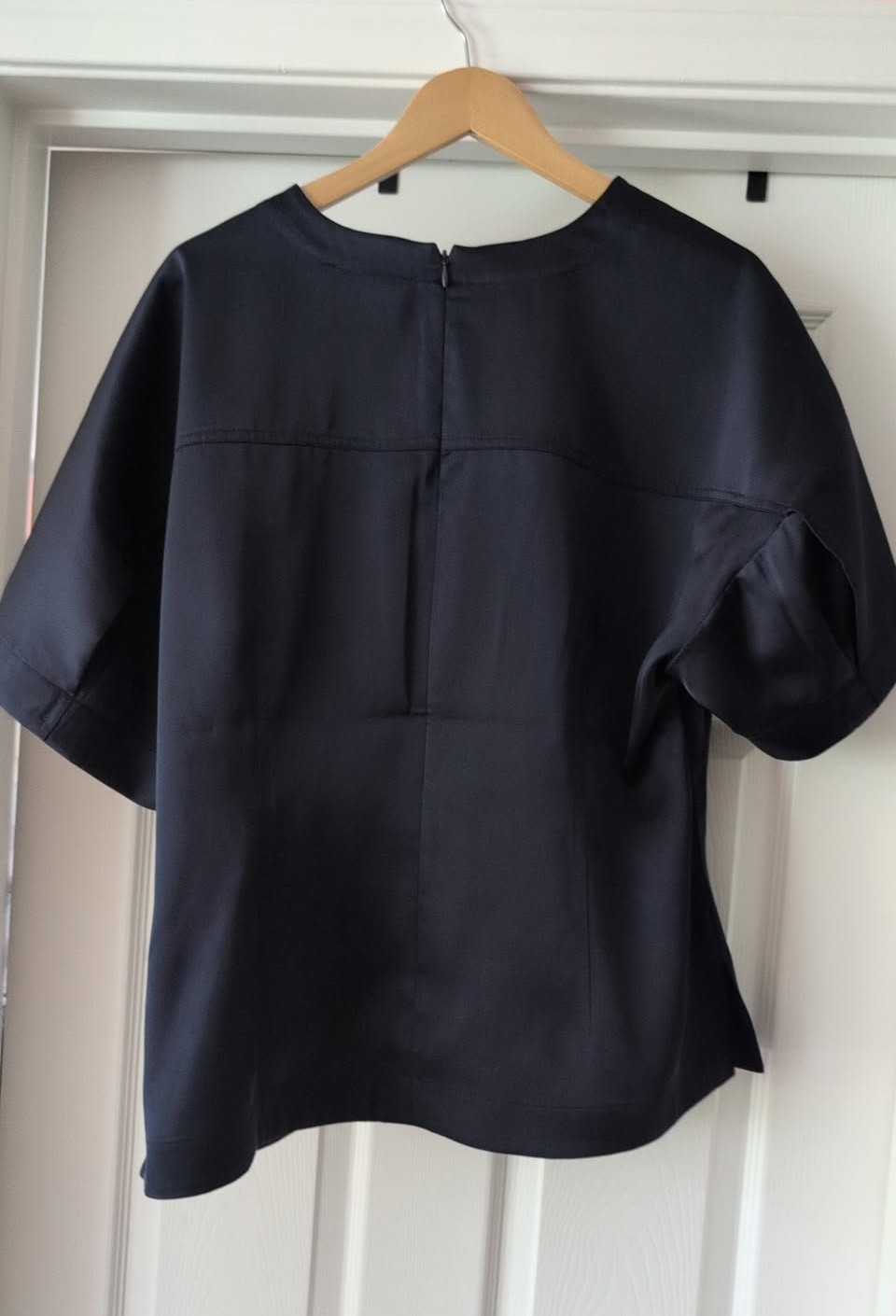 Banana Republic Navy Satin Polyester Blouse Short Sleeve Crew Neck Zip Back 18 Banana Republic Navy Satin Polyester Blouse Short Sleeve Crew Neck Zip Back 18