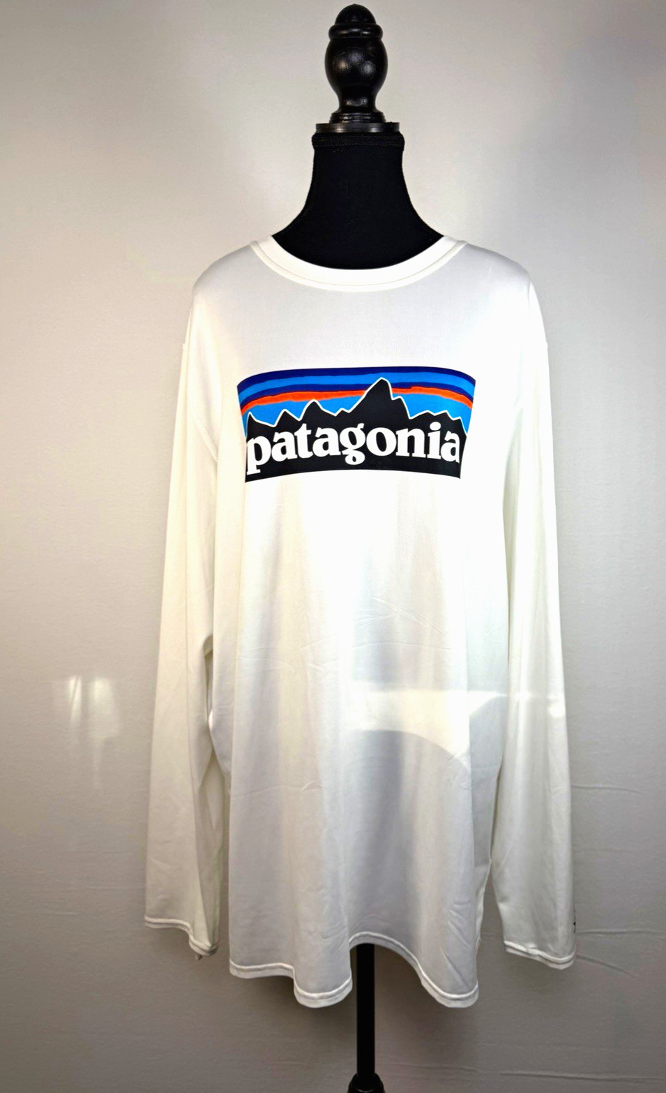 NWOT Patagonia Mens XL White Fishing Shirt Logo UPF 50 Sun Tee Crew Neck