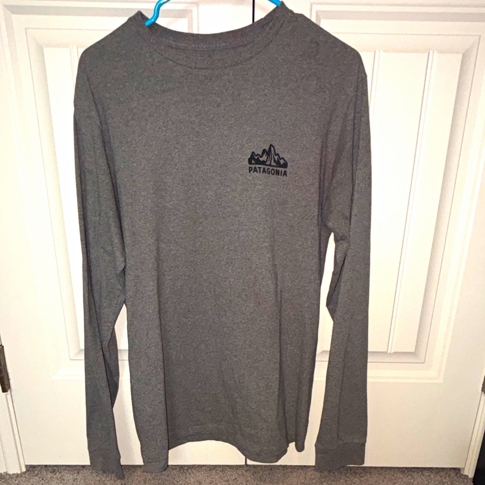 Patagonia Men\'s Regular Fit Graphic Logo T-Shirt S Crew Neck Long Sleeve Gray