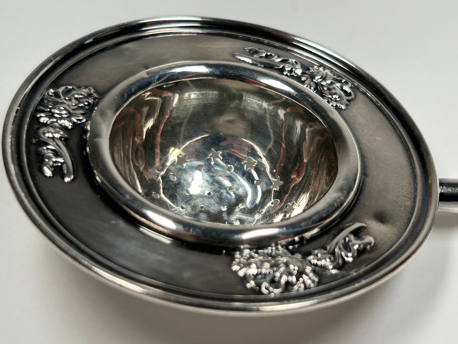 Antique Wilcox Sterling Silver Art Nouveau Repousse Over Cup Tea Strainer 30 gm*