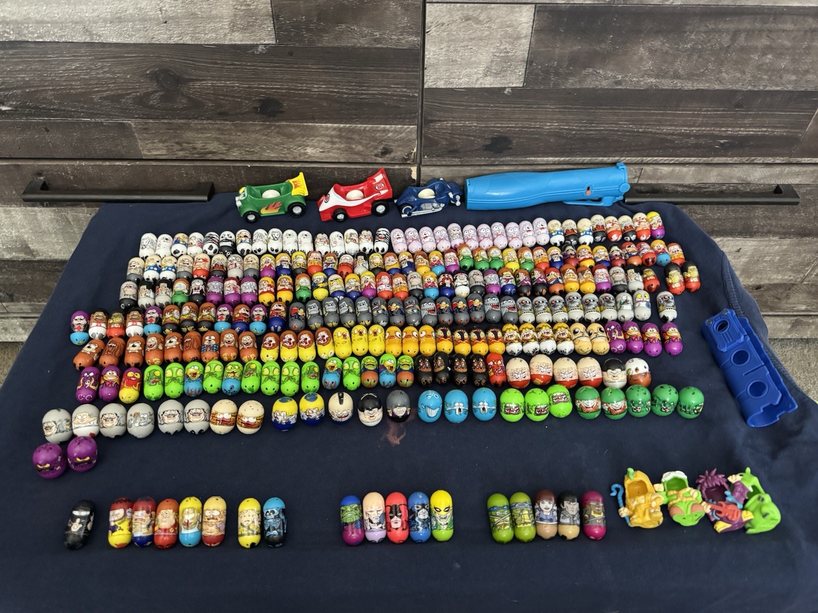 Huge Mighty Beanz lot -246 Beanz (2010) with Extras-3 Vehicles 4 Costumes Rare