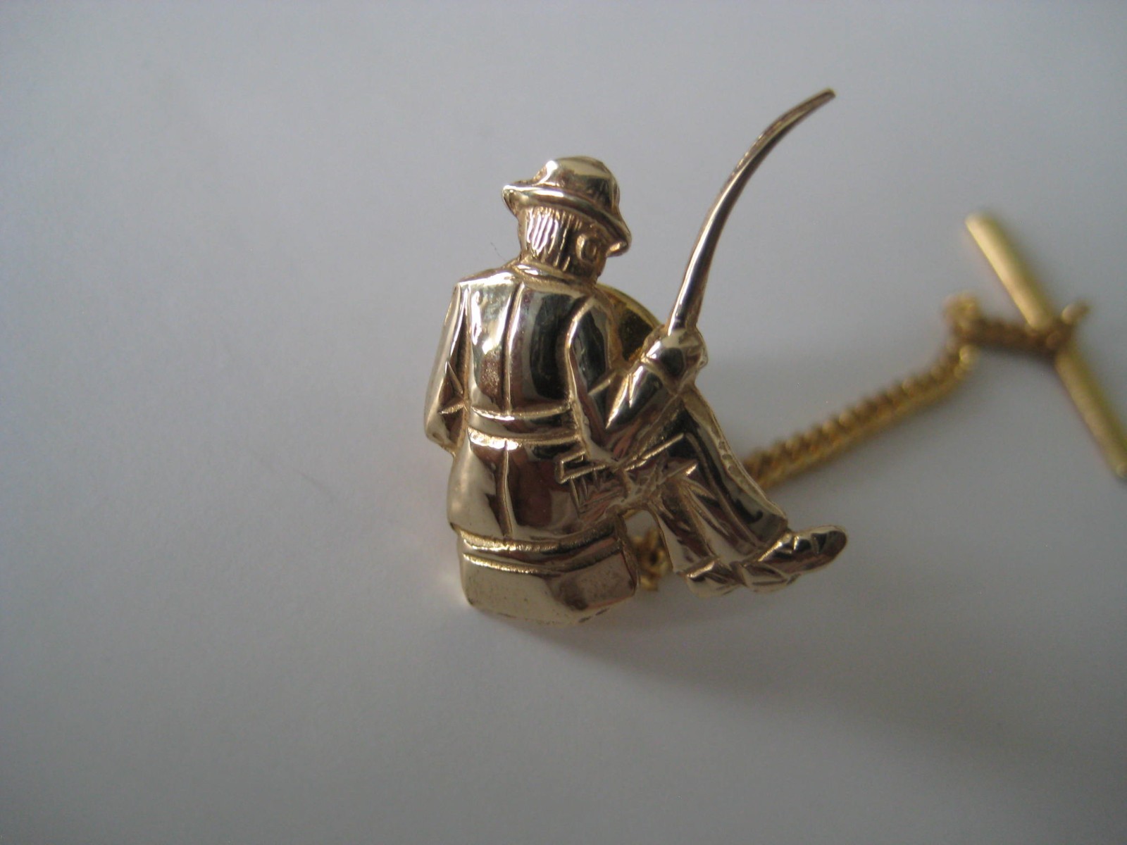Solid 9ct Gold Fishing Brooch / Fisherman Lapel Pin 1.52g Hallmark  B\'hm 2010