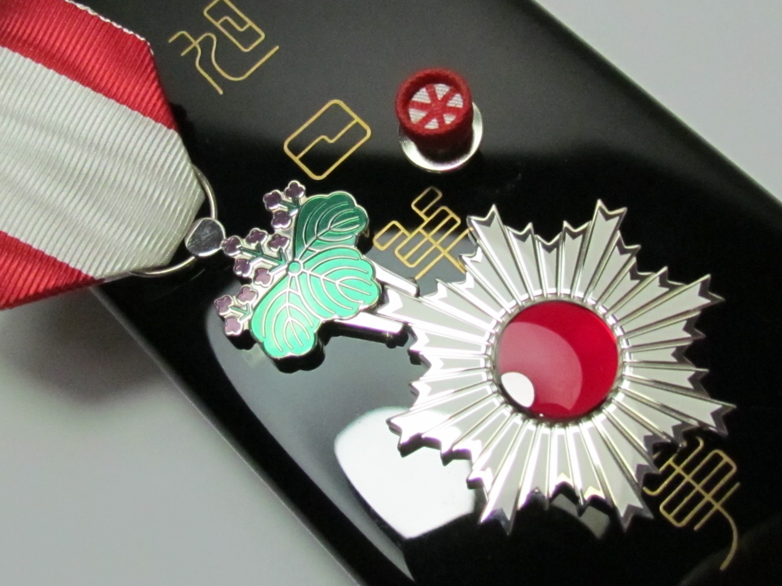 MODERN JAPANESE MEDAL ORDER OF THE RISING SUN 6TH SILVER JAPAN BADGE POST WW2 MODERN JAPANESE MEDAL ORDER OF THE RISING SUN 6TH SILVER JAPAN BADGE POST WW2
