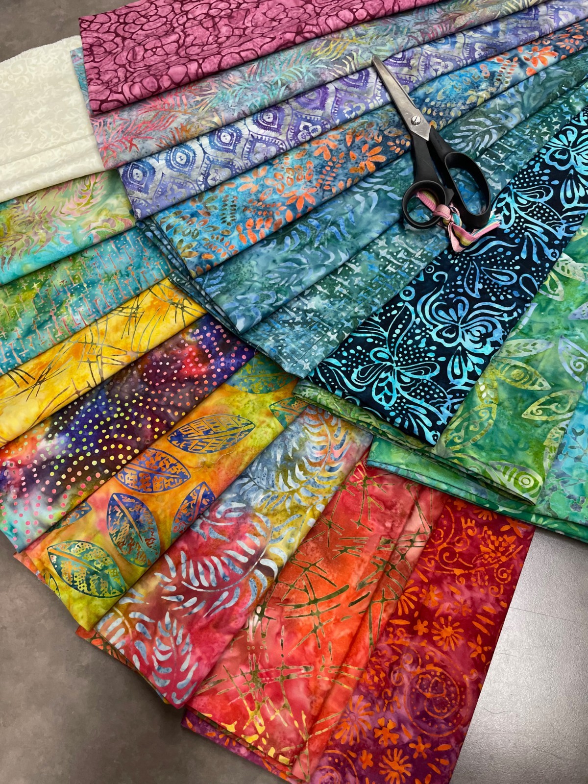 14 YDS BATIK FABRIC BUNDLE – 18 PC CURATED COLOR COLLECTION – 100% COTTON - R 14 YDS BATIK FABRIC BUNDLE – 18 PC CURATED COLOR COLLECTION – 100% COTTON - R