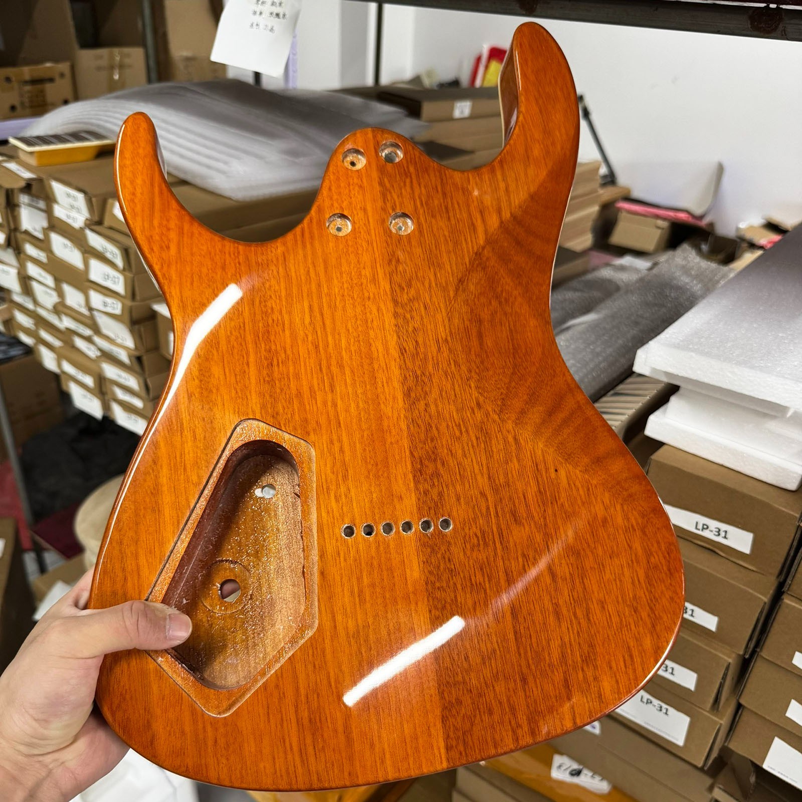 24-fret 25.5-inch neck,Basswood electric guitar body, fits orange gloss finish. 24-fret 25.5-inch neck,Basswood electric guitar body, fits orange gloss finish.