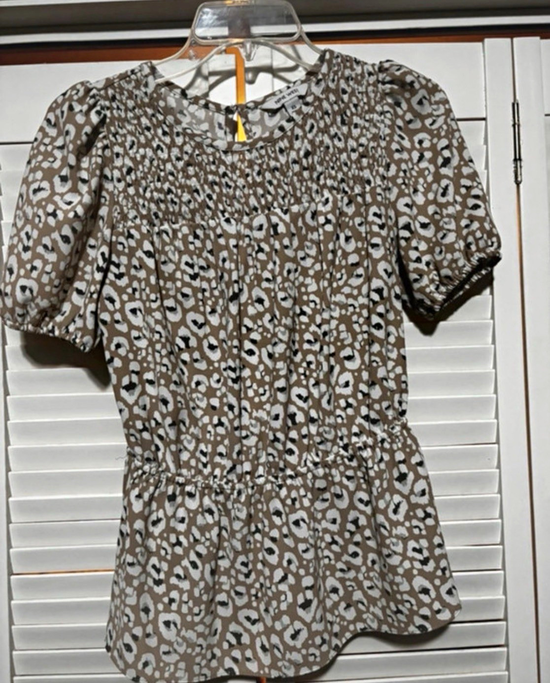 Nine West Women’s XS Beige Animal Print Smocked Puff Sleeve Blouse Nine West Women’s XS Beige Animal Print Smocked Puff Sleeve Blouse