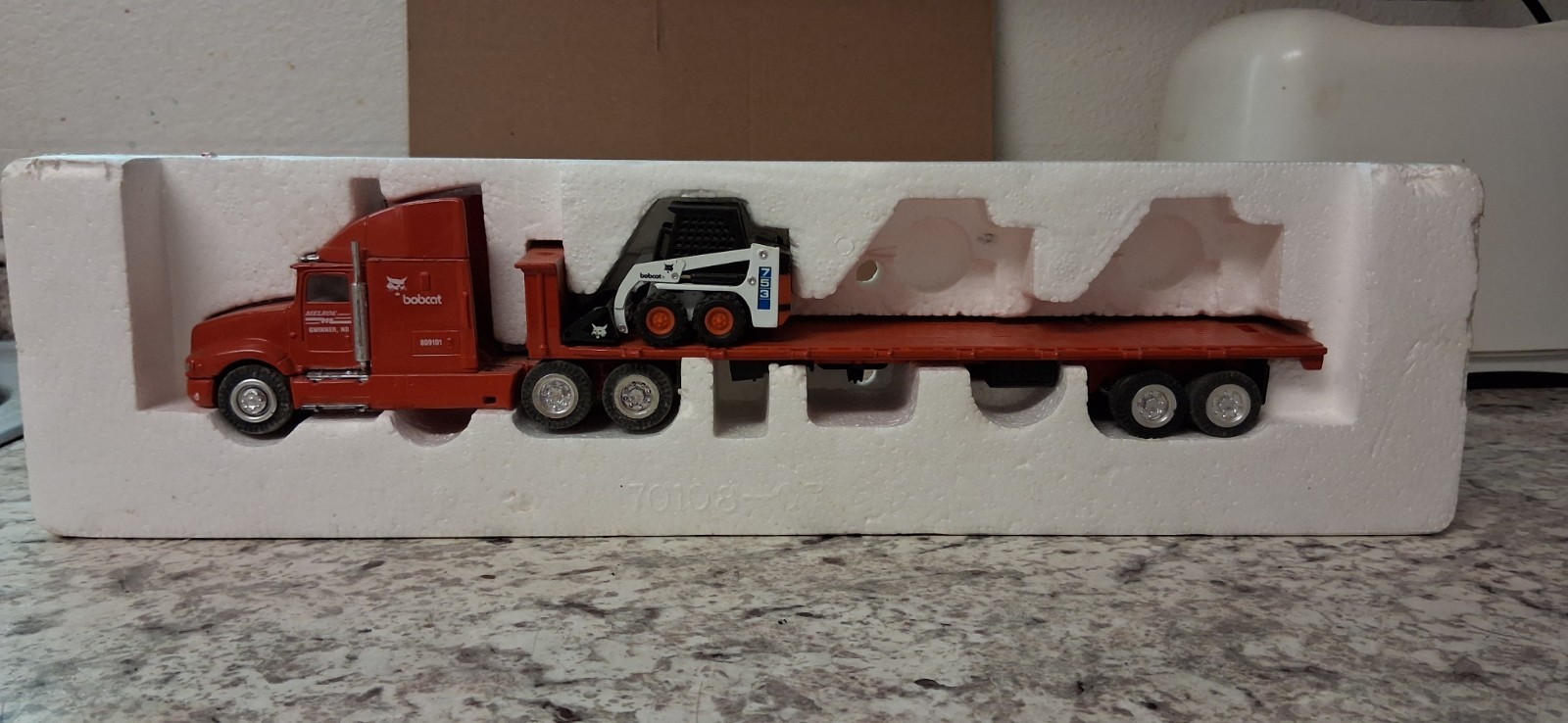 Bobcat Flat Bed Tractor Trailer w/Bobcat Loader Skid Steer Melroe 1:50 Bobcat Flat Bed Tractor Trailer w/Bobcat Loader Skid Steer Melroe 1:50