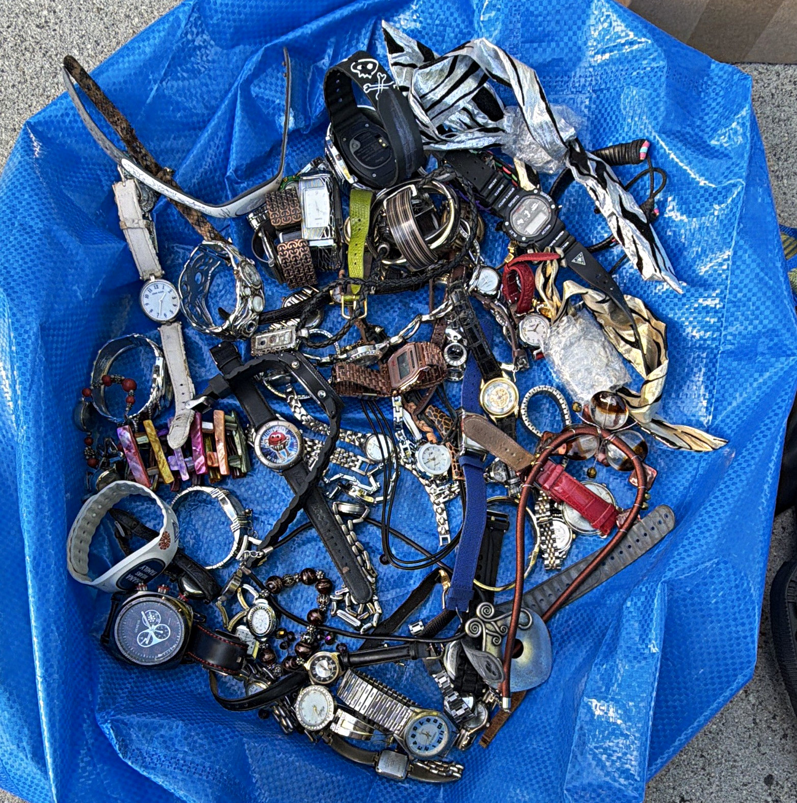 Mixed Lot Assorted Unisex Adult Wristwatches w/ Watch Bands/Straps Untested Mixed Lot Assorted Unisex Adult Wristwatches w/ Watch Bands/Straps Untested