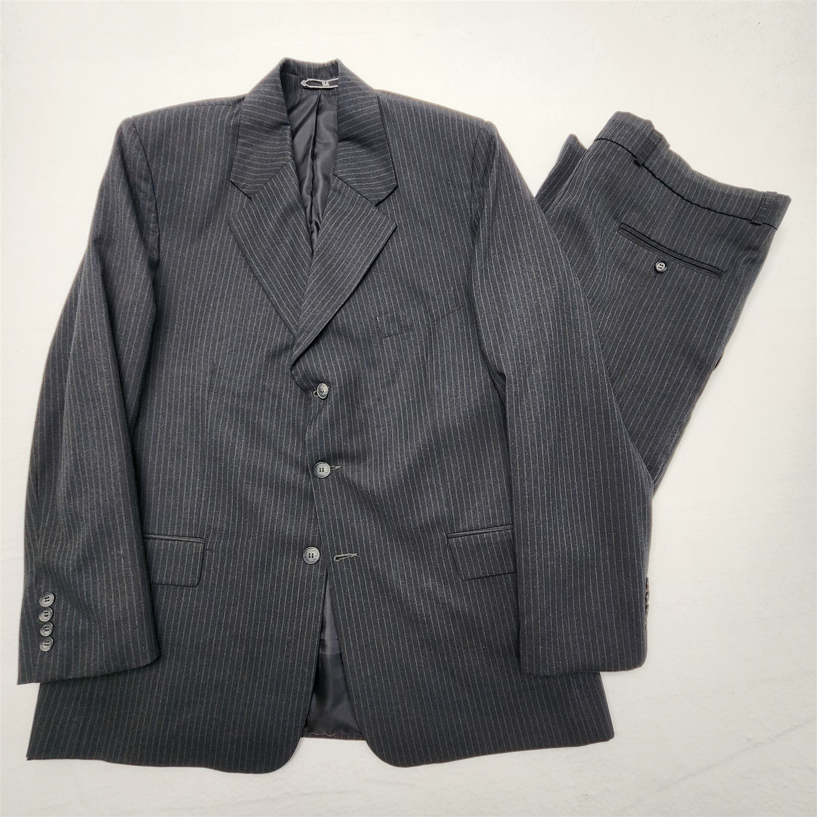 Vtg Old Money 46R 38x30 Dark Gray Pinstripe Wool Strong Shoulder 3Btn 2Pc Suit Vtg Old Money 46R 38x30 Dark Gray Pinstripe Wool Strong Shoulder 3Btn 2Pc Suit