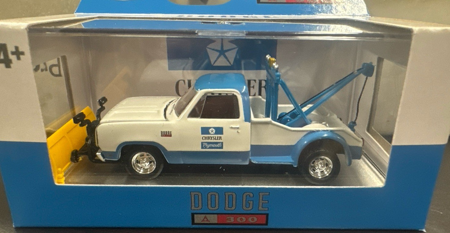 New 2026 M2 Machines 1972 Dodge D-300 Tow Truck / Snow Plow White/Blue 1:64 R111