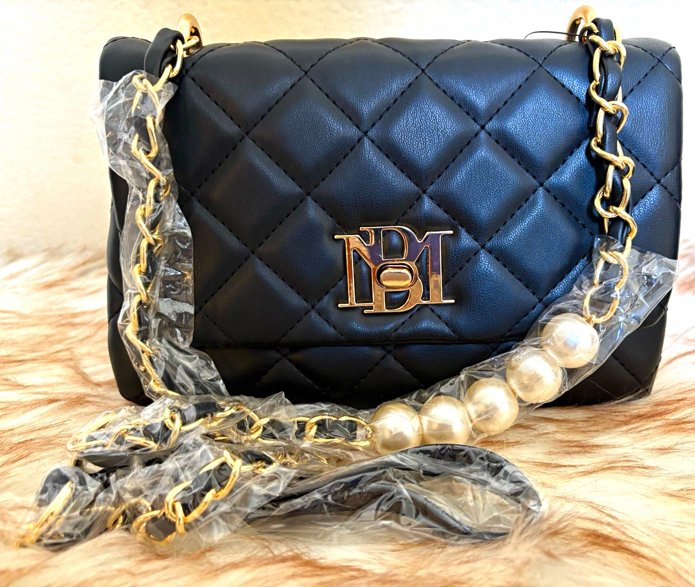 Badgley Mischka Black Quilted Small Shoulder Bag Gold Chain Strap Magnetic Badgley Mischka Black Quilted Small Shoulder Bag Gold Chain Strap Magnetic