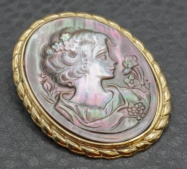 GORGEOUS VTG Carved Mother Of Pearl MOP Gold Plate Cameo Brooch Pin Pendant