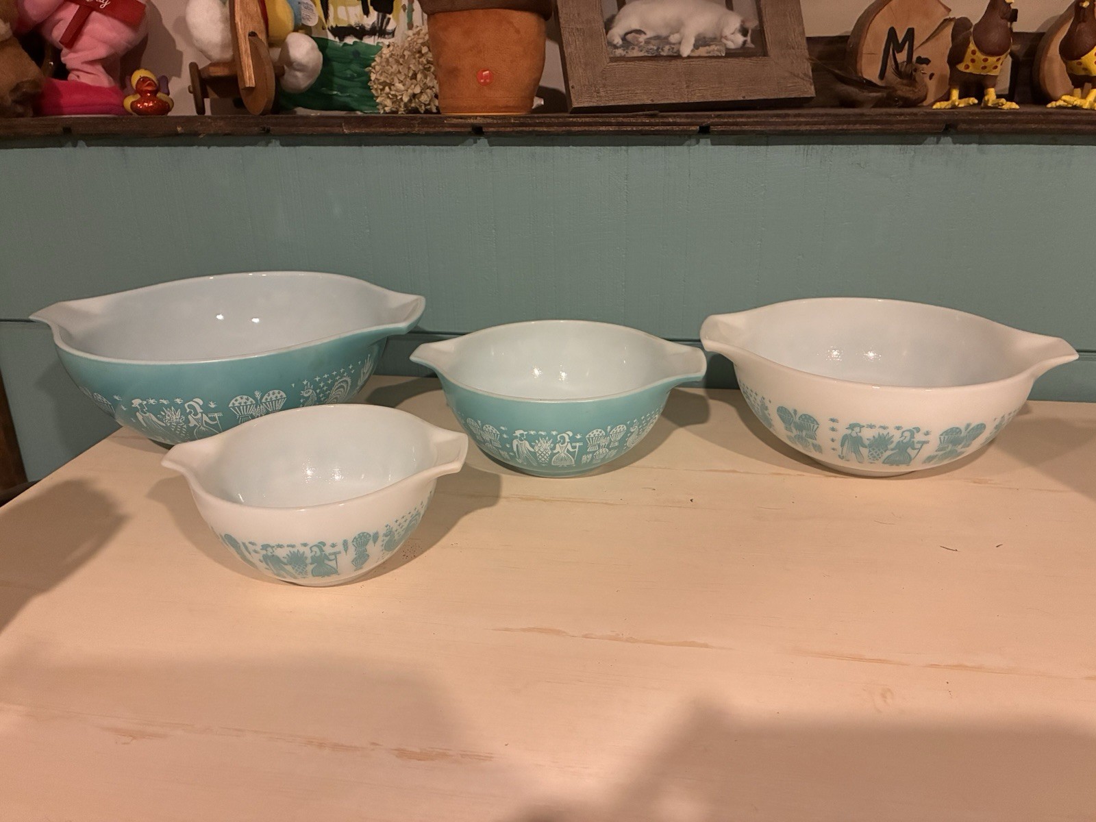 Vintage 4 Pyrex Amish Butterprint Cinderella Nesting Bowls Turquoise White Set
